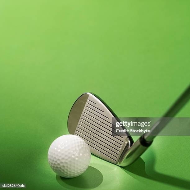 close-up of a golf ball and golf club - golf club - fotografias e filmes do acervo