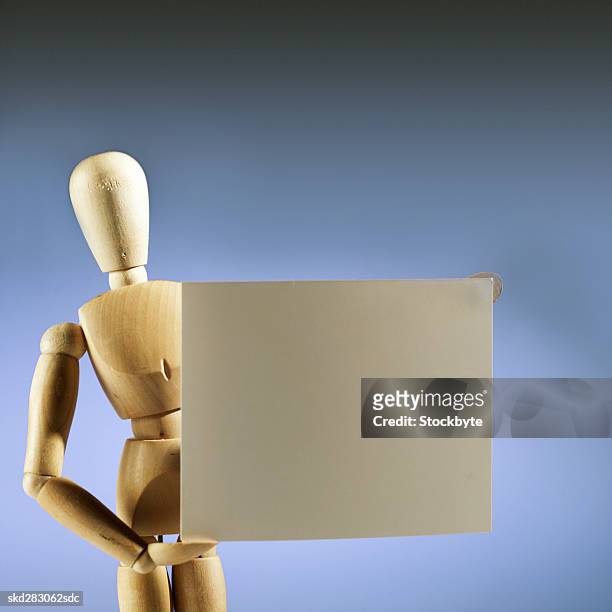 artist's mannequin holding a blank card - teatro bildbanksfoton och bilder