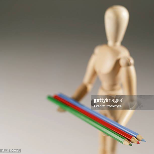 artist's mannequin holding coloring pencils - modell stockfoto's en -beelden