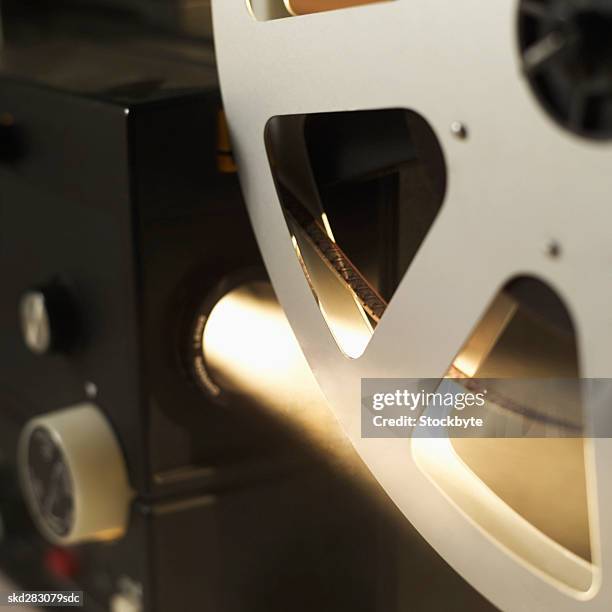 close-up of a film projector - into film - fotografias e filmes do acervo