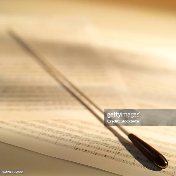 conductor's baton and sheet music - style musical photos et images de collection