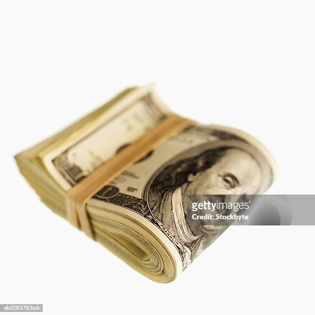 close-up of american one hundred dollar bills bound with rubber band - rubber band stockfoto's en -beelden