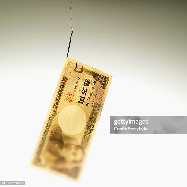 close-up of ten thousand yen note hanging on fishhook - nota de dez mil yens - fotografias e filmes do acervo