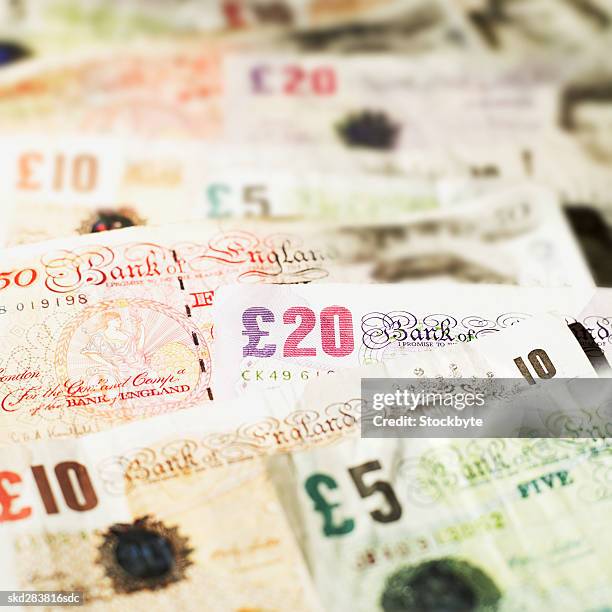 close-up of various u.k.. pound notes - antonin scalias body lies in repose in great hall of u s supreme court stockfoto's en -beelden