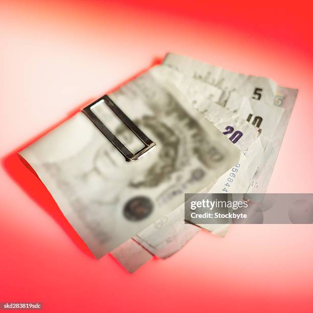 close-up of various u.k.. pound notes held together with clip - ten pound note - fotografias e filmes do acervo