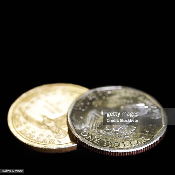 close-up of two american one dollar coins - moeda de um dólar dos estados unidos imagens e fotografias de stock