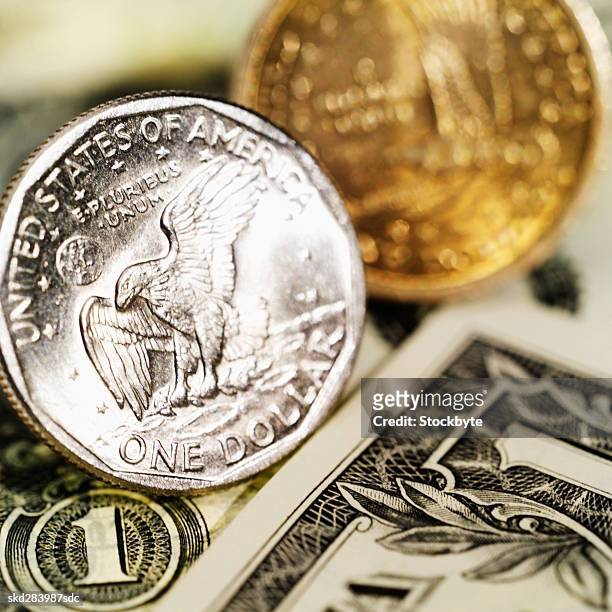 close-up of american dollar bills and one dollar coins - moeda de um dólar dos estados unidos imagens e fotografias de stock