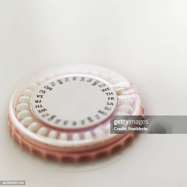 close-up of birth control pills in plastic tablet dispenser case - control photos et images de collection