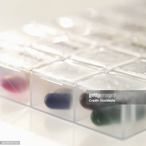 close-up of a tablet dispenser - dispenser stockfoto's en -beelden