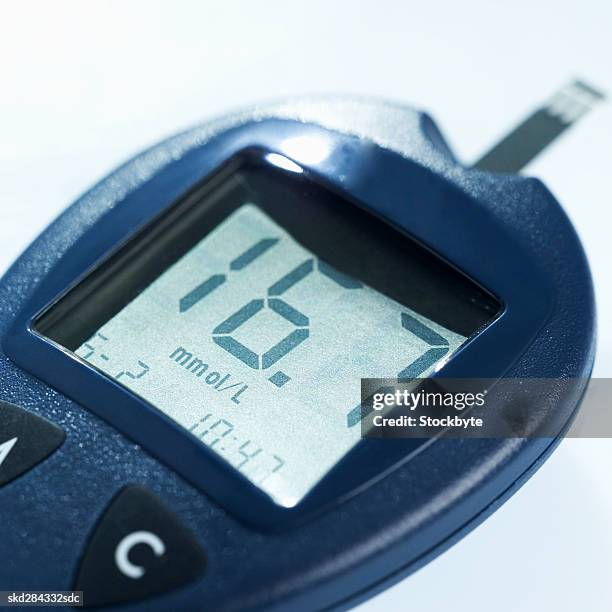 close-up of a digital glaucometer - glaucometer stockfoto's en -beelden