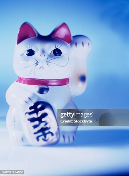 chinese cat statue symbolizing good luck - good luck stockfoto's en -beelden