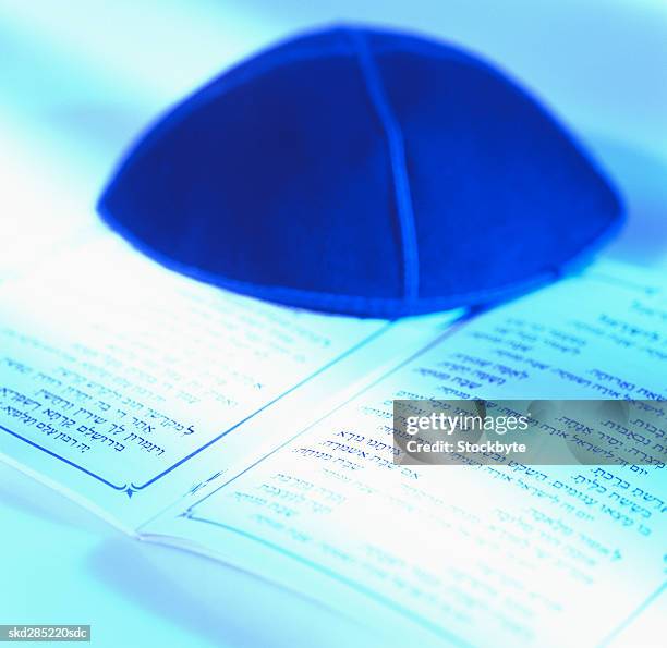 yarmulke and jewish prayer book - calotte photos et images de collection