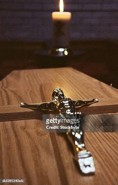 crucifix on a coffin - funeral of manchester arena terror attack victim takes place stockfoto's en -beelden