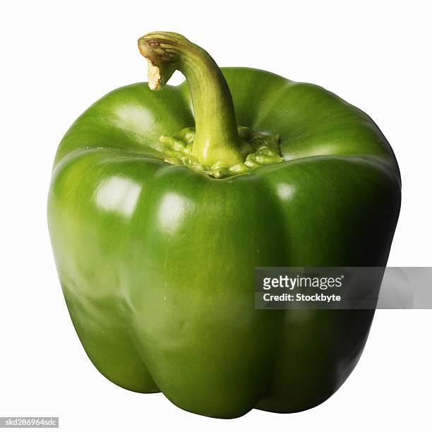 close-up of a green bell pepper - bell foto e immagini stock
