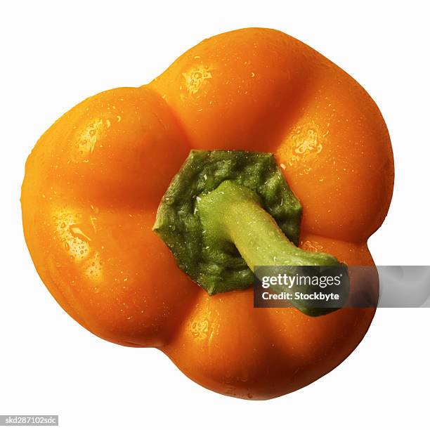 close-up of an orange bell pepper - oranje paprika stockfoto's en -beelden