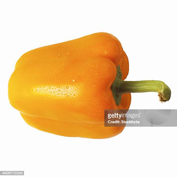 close-up of an orange bell pepper - oranje paprika stockfoto's en -beelden