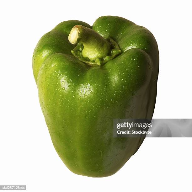 close-up of a green bell pepper - bell foto e immagini stock