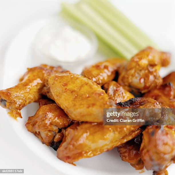 close-up of buffalo chicken wings with dip and celery - buffalo fotografías e imágenes de stock