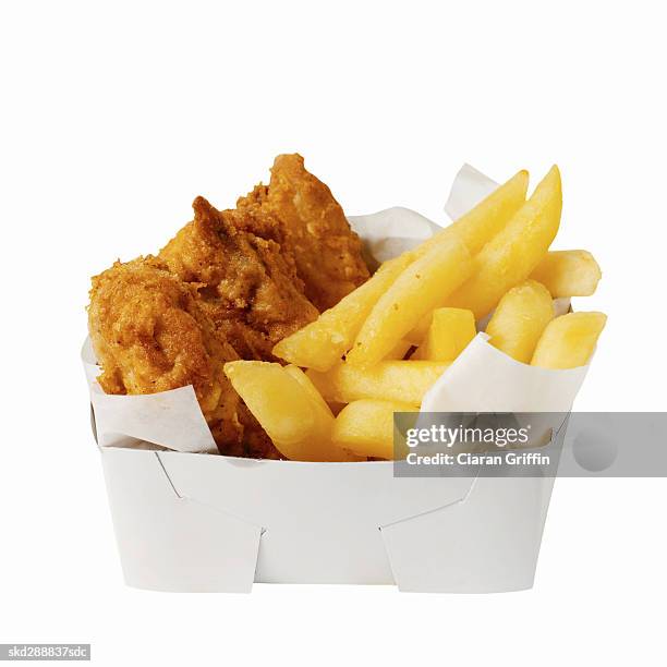 close-up of a carton of french-fries and chicken - gen z studio brats premiere of chicken girls arrivals stockfoto's en -beelden