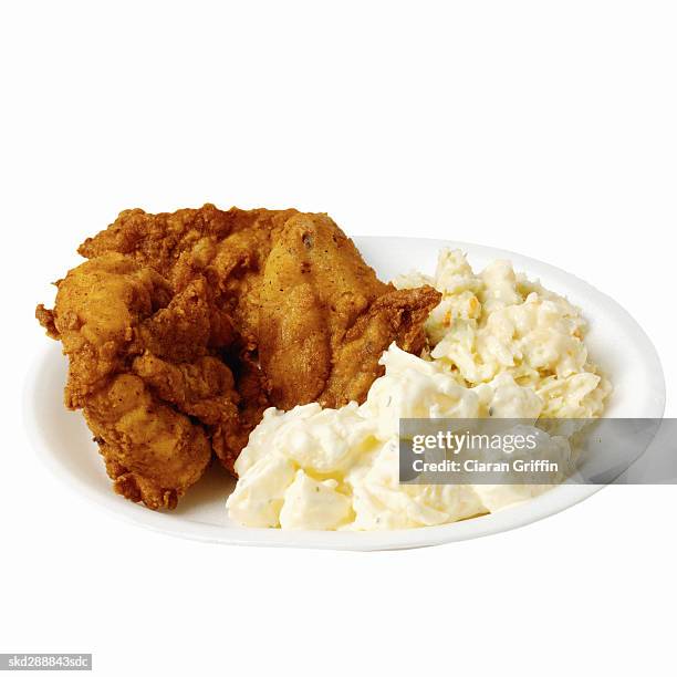 close-up of chicken and mashed potato - gen z studio brats premiere of chicken girls arrivals stockfoto's en -beelden