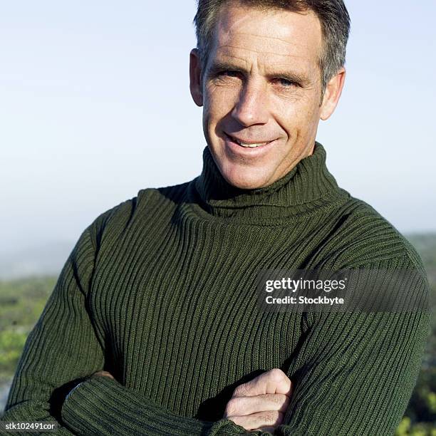 portrait of a man standing with his arms folded - square neckline foto e immagini stock