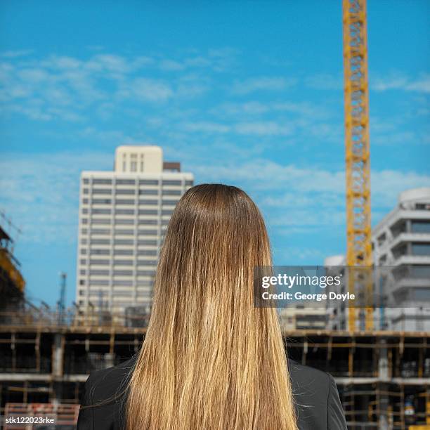 rear view of a young woman's long blonde hair - long - fotografias e filmes do acervo