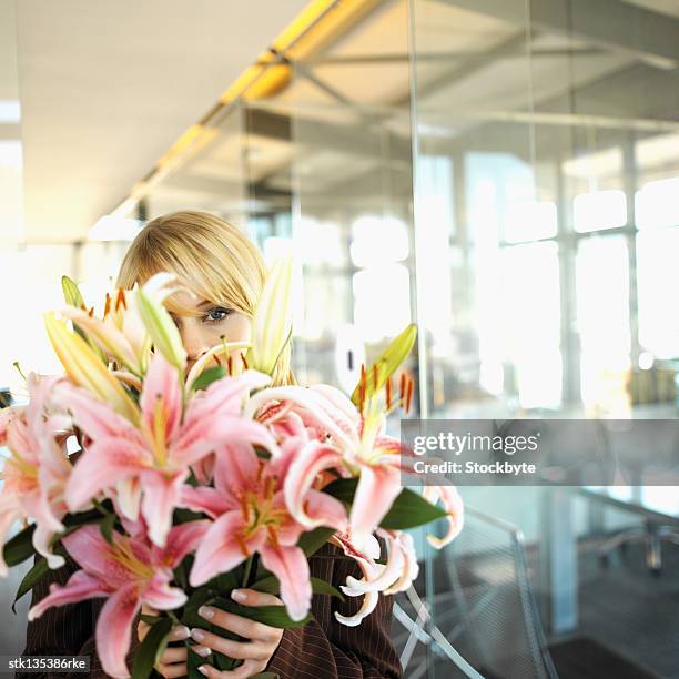 businesswoman holding a bunch of flowers - temperate flower stockfoto's en -beelden