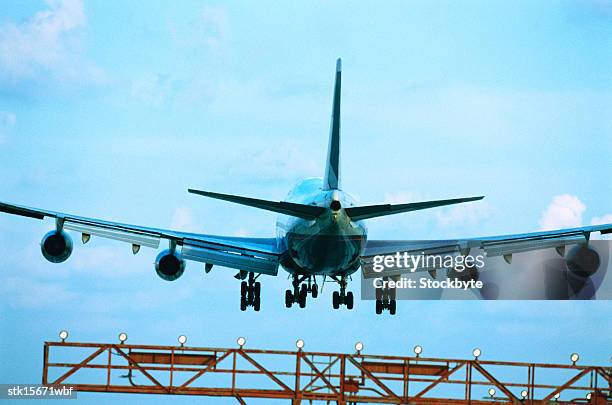 a passenger aircraft landing - open roads world premiere of mothers day arrivals stockfoto's en -beelden