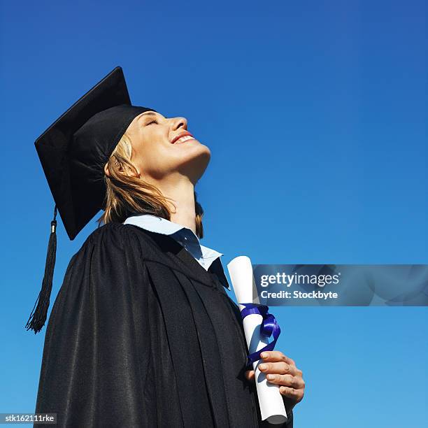 portrait of a young graduate looking up at the sky - national archives foundation honor tom hanks at records of achievement award gala stockfoto's en -beelden