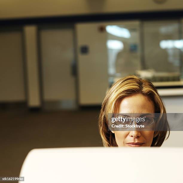 portrait of a young woman facing a computer screen - university of california students protest 32 percent fee hike stockfoto's en -beelden