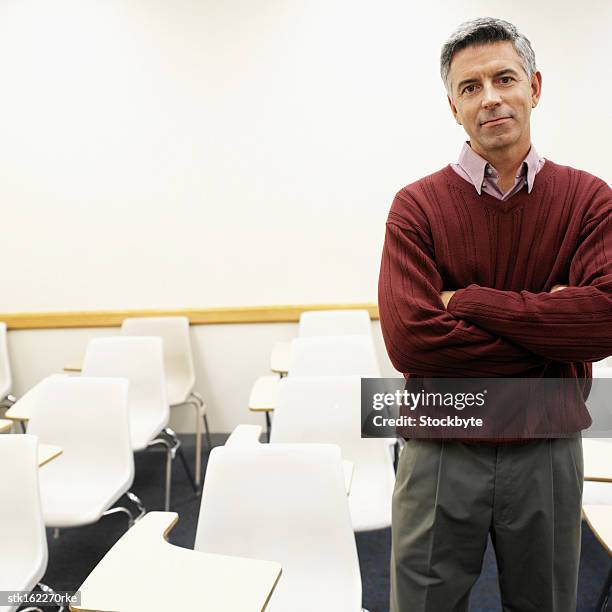 elderly man standing in an empty classroom with arms folded - jerry lewis hosts special screening of the nutty professor stockfoto's en -beelden