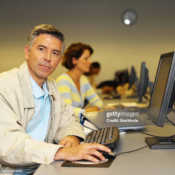 portrait of an elderly man operating a computer - university of california students protest 32 percent fee hike stockfoto's en -beelden