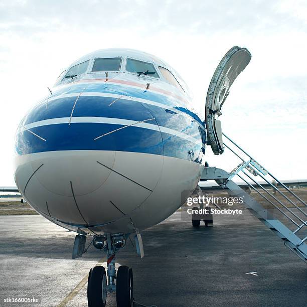 close up front view of an airplane - open roads world premiere of mothers day arrivals stockfoto's en -beelden