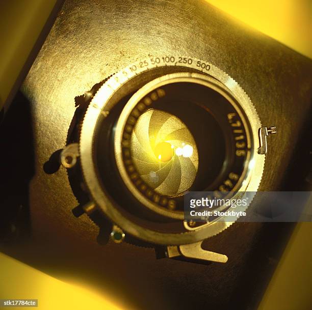 close-up of the lens on an antique camera - antique stockfoto's en -beelden