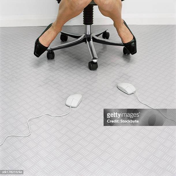 a computer mouse on the floor - technofobie stockfoto's en -beelden
