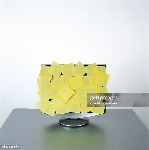 a computer monitor covered with post-it notes - sticky notes covering computer monitor stock-fotos und bilder
