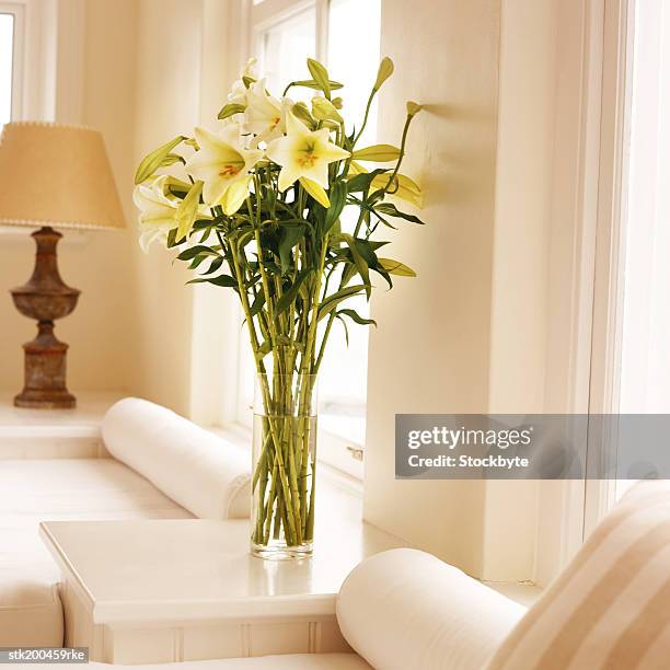 bunch of lilies in a vase - lily family photos et images de collection