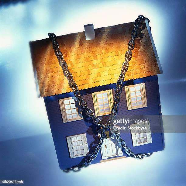 close-up of a miniature house bound in chains - kellyanne conway speaks to morning shows from front lawn of white house stockfoto's en -beelden