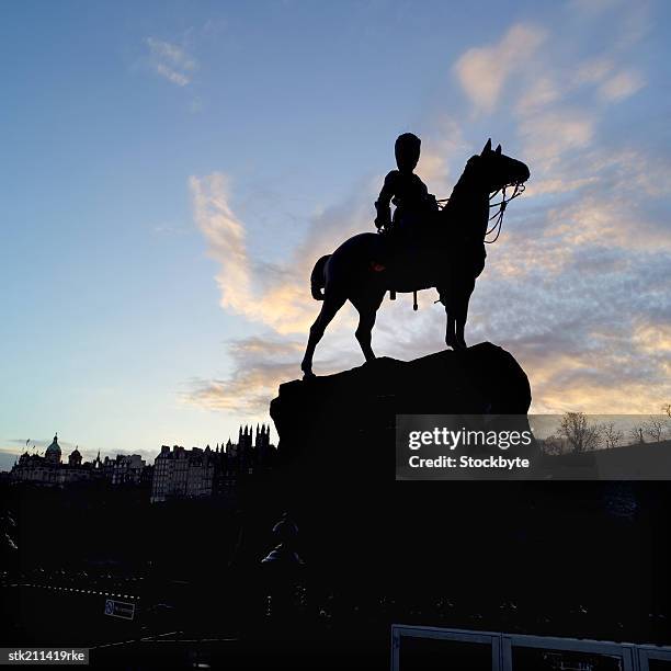 silhouette view of grey's monument, edinburgh, scotland - lothian foto e immagini stock