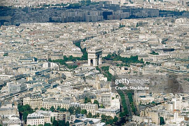 elevated view of paris, focusing on the arc de triomphe - na frente de - fotografias e filmes do acervo