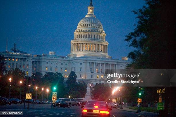 nighttime view of capitol building, capitol hill, washington d.c - washington mayor muriel bowser hosts event in honor of d c native dave chappelle stockfoto's en -beelden