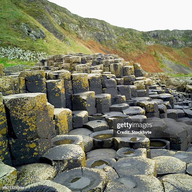 close up view of the giants causeway in county antrim - felssäulenformation stock-fotos und bilder