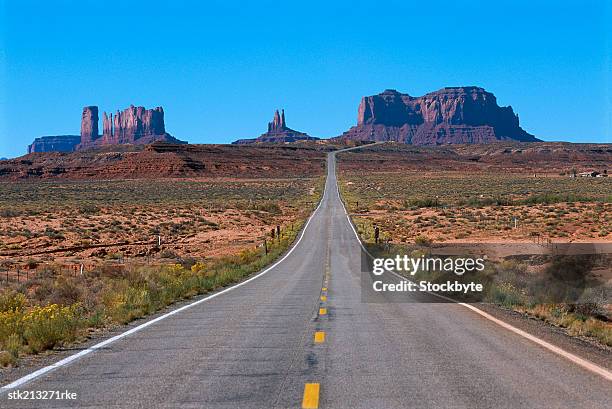 classic view of the mittens, monument valley, tribal park arizona/utah border, usa - usa imagens e fotografias de stock