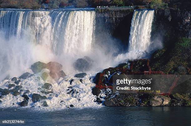 yellow rain coated visitors at niagara falls, new york, usa - usa imagens e fotografias de stock
