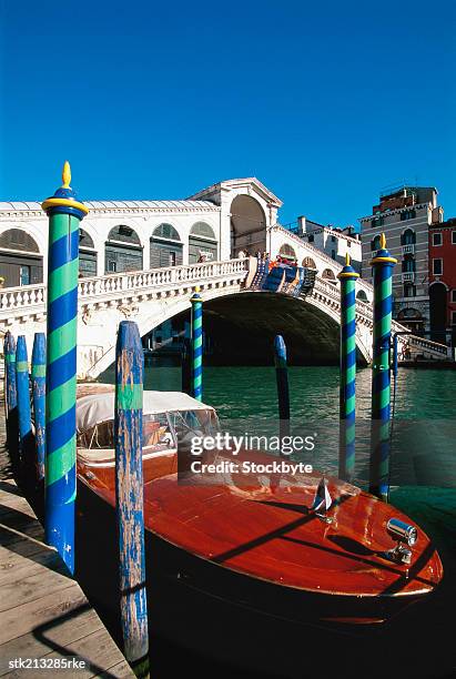 vaporetto under the rialto bridge over the grand canal, venice, italy - vaporetto stockfoto's en -beelden