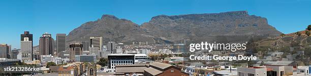 capetown with table mountain in the backround - kapprovinz stock-fotos und bilder