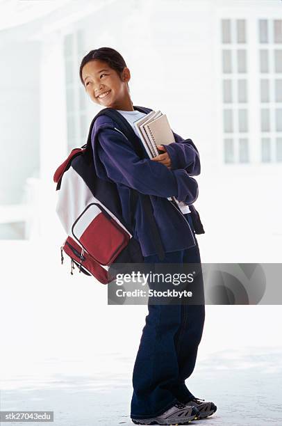 side profile of a schoolgirl (8-10) carrying a heavy bag - donald trump holds campaign rally in nc one day ahead of primary stockfoto's en -beelden