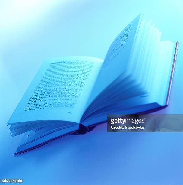 high angle view of an open book with pages flying - pages of president george washingtons first inaugural address on in u s capitol building stockfoto's en -beelden