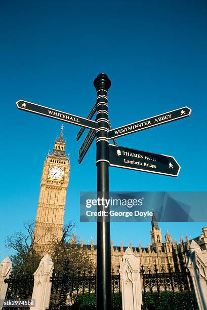 low angle view of a street sign in front of big ben - unveiling of life size statue of andrea bocelli at keep memory alive event center stockfoto's en -beelden