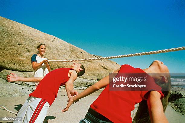 a group of young teenagers doing the limbo (14-16) - limbo blanco fotografías e imágenes de stock